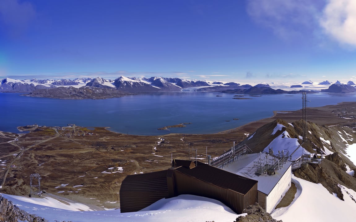 Bilde av Zeppelin-observatoriet på Svalbard.