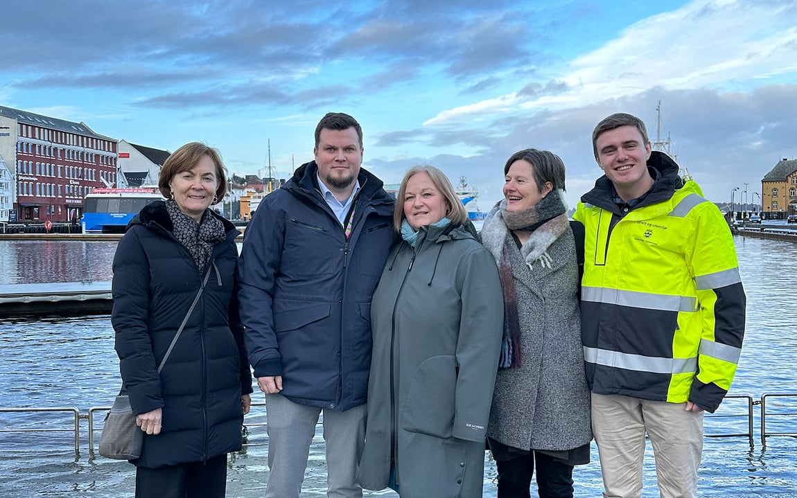 Bilete av fem personar (som jobbar i Stavanger kommune) som står på ei hamn i Stavanger.