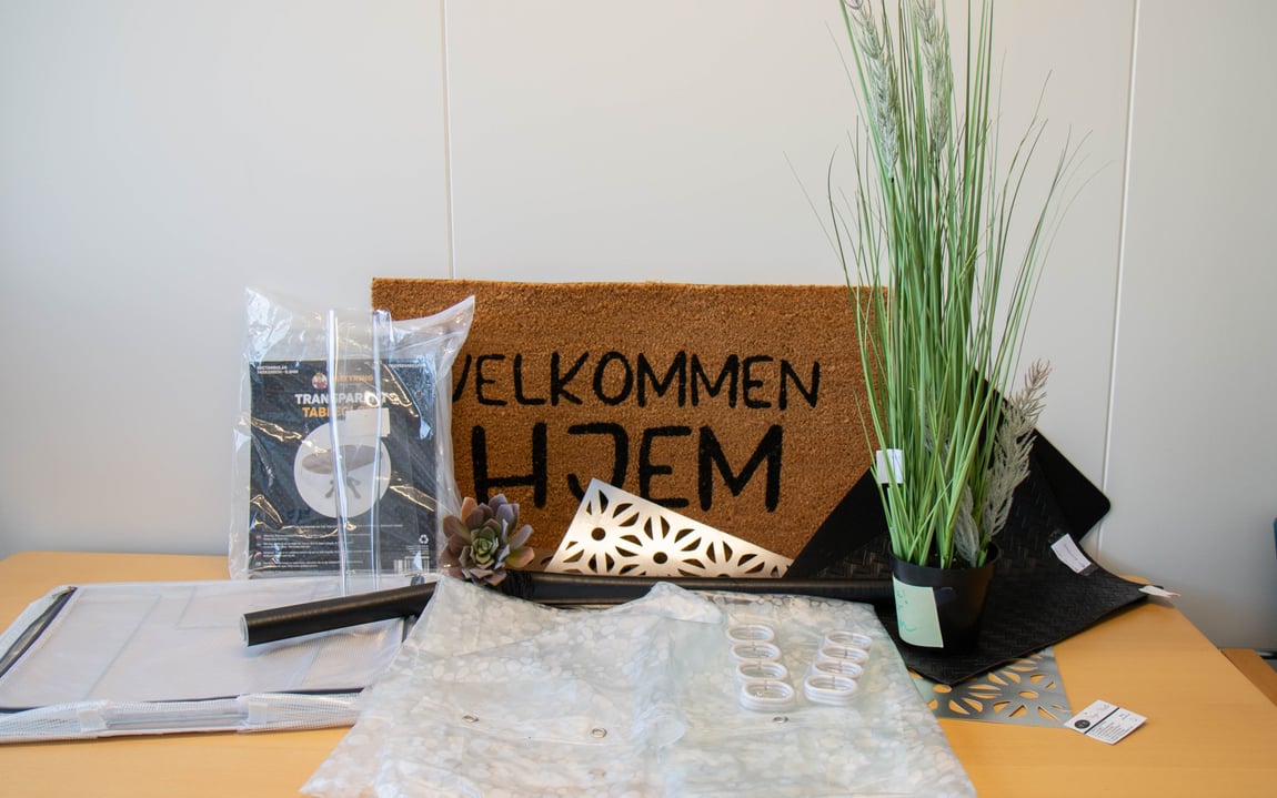 Biletet visar fleire av produkta laga av PVC som var forbodne å selje. Døme på dei er dusjforheng, teppeunderlag, bordbrikkar, falske plantar og dukar. PVC er mjukgjord plast vi veit kan innehalde helse- og miljøskadelege stoff. 