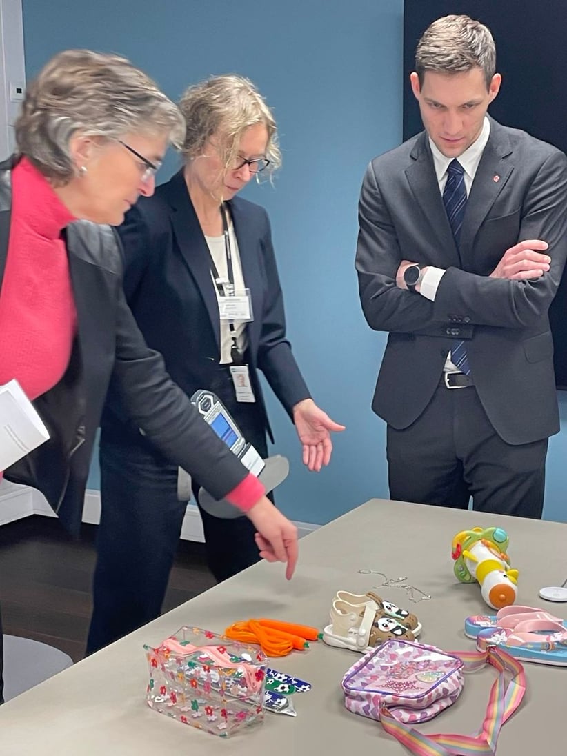 Bilde av Ellen Hambro, direktør for Miljødirektoratet, og Elisabeth Møyland frå varetilsyn, som visar fram nokre av dei forbodne produkta til klima- og miljøminister Andreas Bjelland Eriksen.