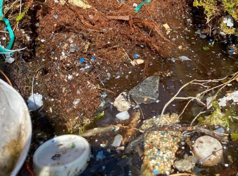 Bildet fra undersøkelser av plast i jord. Plast som fragmenterer til mindre og mindre biter.