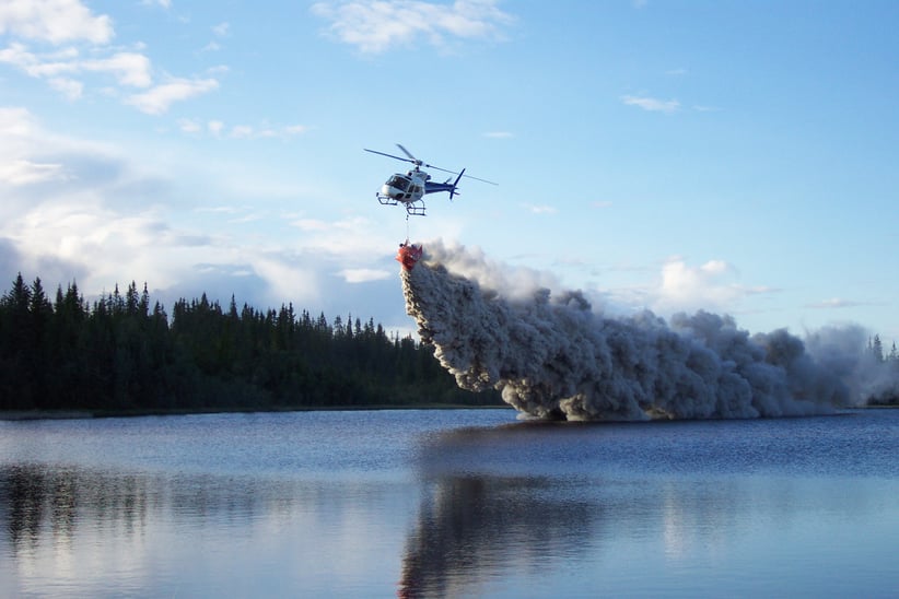 Bilde av helikopter som kalker et vann.