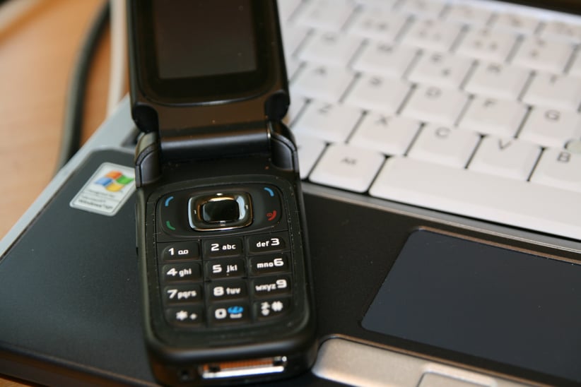 EE-avfall som skal kastes, skal leveres til forhandler eller til godkjent mottak. Bildet viser en mobiltelefon og en pc.