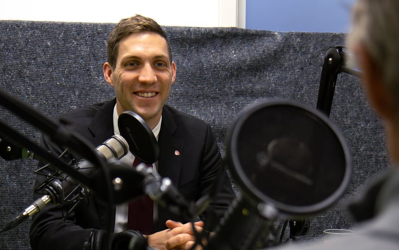 Bilde av klima- og miljøminister Andreas Bjelland Eriksen i studio.