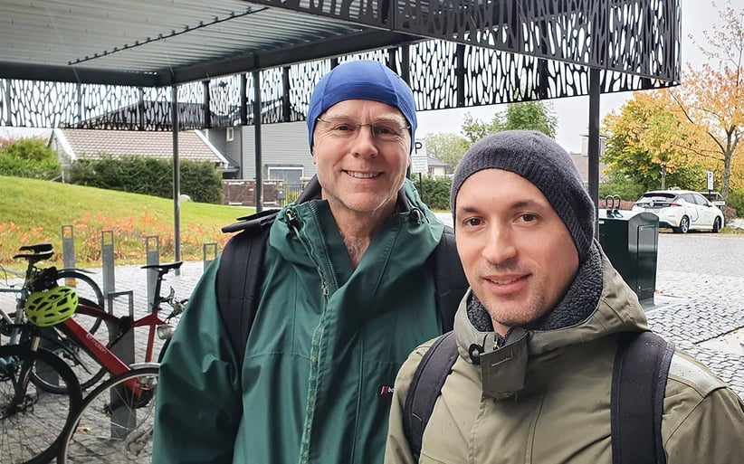 Bilde av miljørådgiver Bjørn Nordby og sykkelkoordinator Cato Steinsvåg i Asker kommune ved sykkelparkeringen utenfor Asker rådhus.