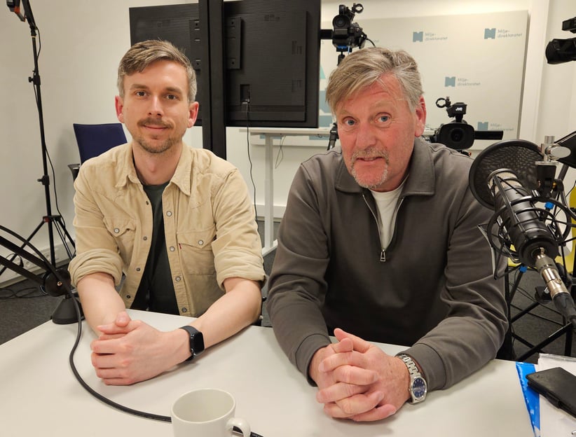 Bilde av seksjonsleder Mats Nordrum, Miljødirektoratet, og fagleder Odd-Olaf Schei, Direktoratet for valtning og økonomistyring, i podcaststudio.