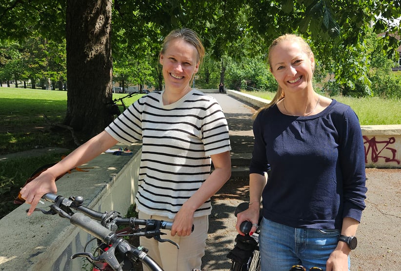 Bilde av Tineke de Jong, Transportøkonomisk institutt, og Liv Jorun Andenes, Bymiljøetaten i Oslo kommune, i Thorshovparken i Oslo.