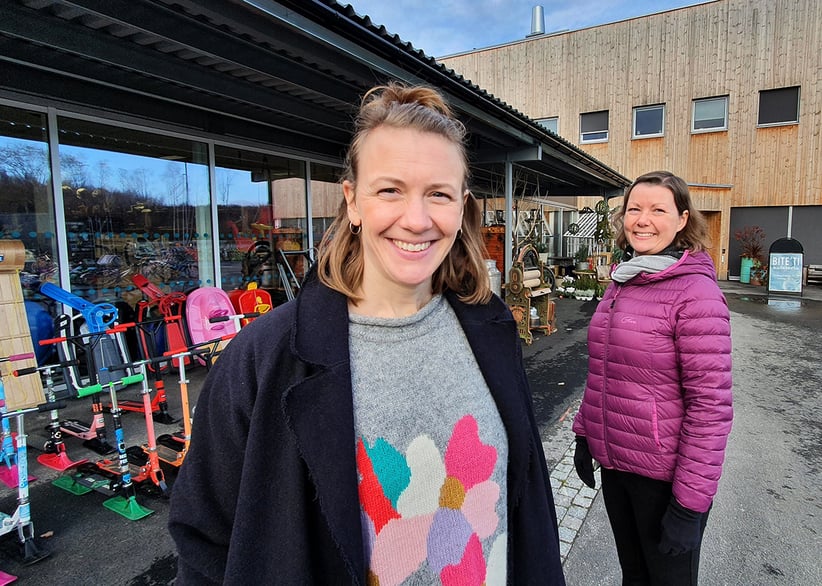 Bilde av Karen Tømte, driftsansvarlig for Resirkula, og Lise Urset, fagansvarlig for klima og miljø i Hamar kommune, utenfor kjøpesenteret Resirkula i Hamar.