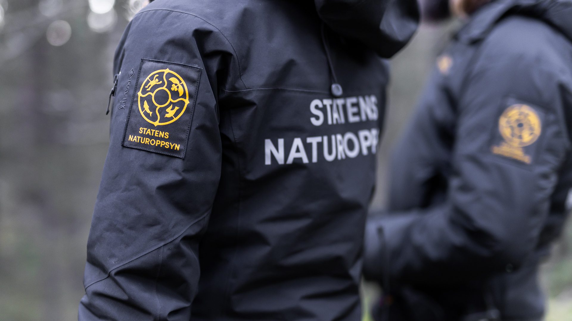 Bilde av to personer fra Statens naturoppsyn i uniform