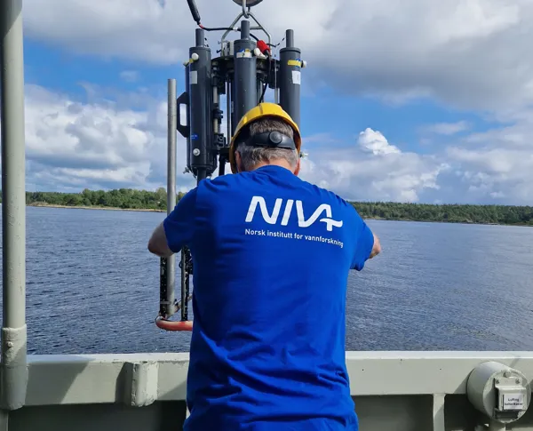 Niva-tilsett tek vassprøver for å sjekke oksygeninnhald.