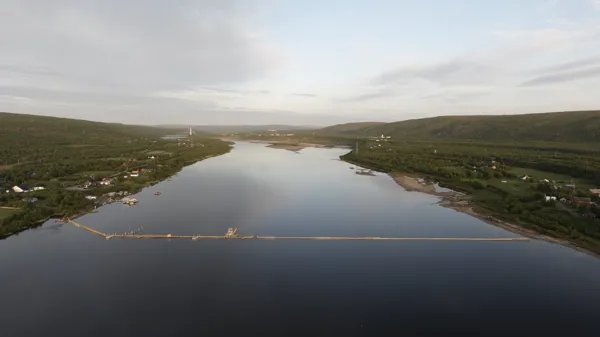Den 400 meter lange pukkellaksfella ved Seida i Tana er no ferdig montert og i drift. Arbeidet vart forseinka grunna mykje vatn i elva. Ein atlantisk laks på rundt tre kilo var første fisk som gjekk i fella, og den vart send vidare opp i elva for å formeire seg.