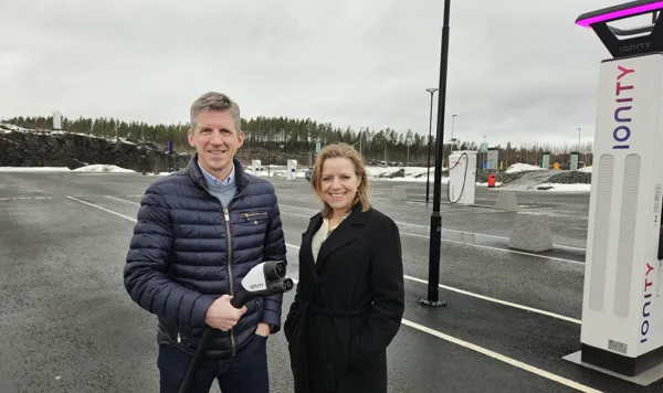 Dagleg leiar i Osloregionen IPR Eva Næss Karlsen saman med næringssjef i Stange kommune, Erik Habberstad, på Innlandsporten energistasjon.