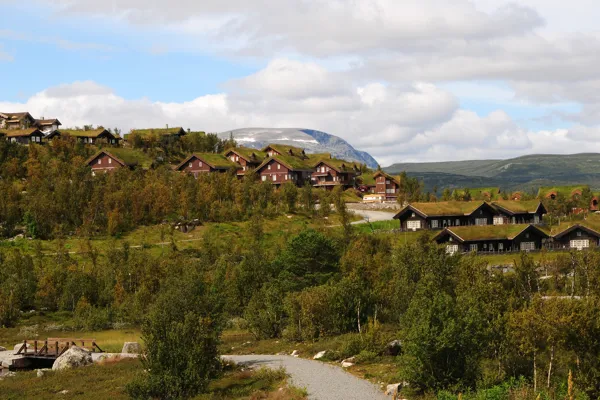 Bildet viser et hyttefelt i et fjellområde.